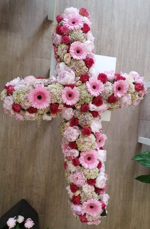 Croix de fleurs rose et rouge Marie Pétale Lyon