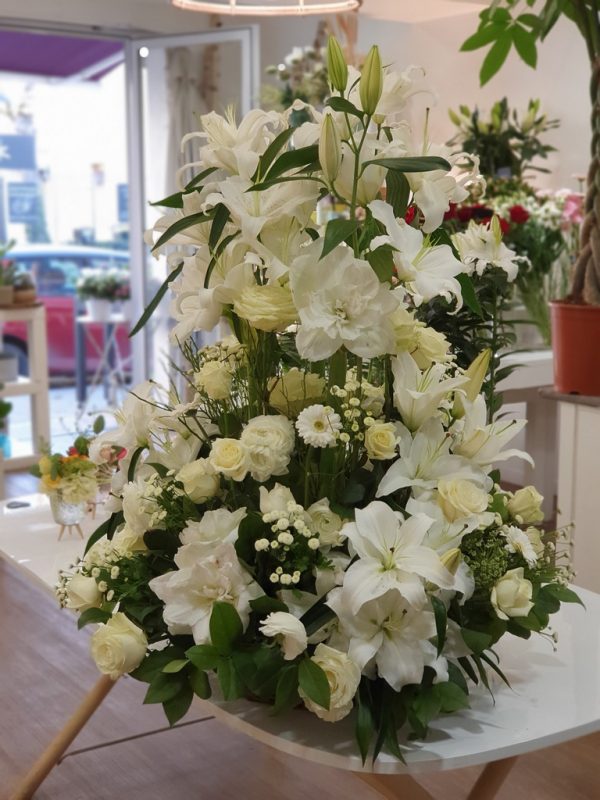 Panier conique fleurs blanches deuil Marie Pétale Lyon