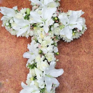 Croix de fleurs blanches Marie Pétale Lyon
