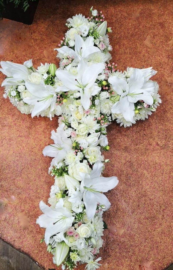 Croix de fleurs blanches Marie Pétale Lyon