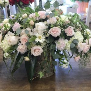 Dessus de cercueil fleuri blanc et rose Marie Pétale Lyon